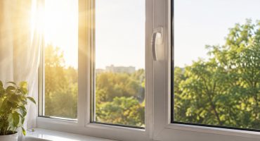 Canicula scoate la iveală problemele tâmplăriei: 7 semne pe care le poți observa vara